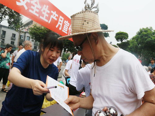 納溪大隊借力 安全生產(chǎn)月 集中咨詢?nèi)栈顒娱_展消防安全宣傳